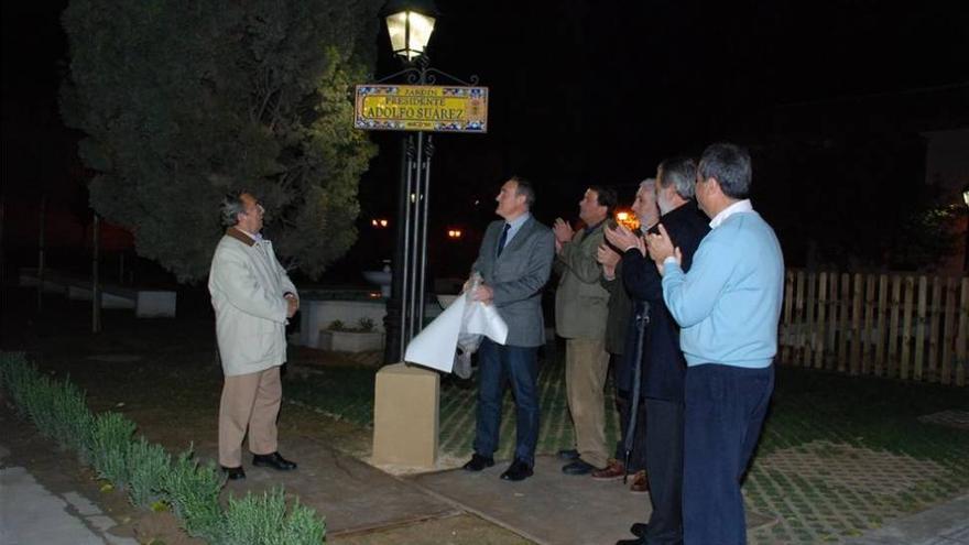 Adolfo Suárez da nombre al jardín situado junto a la muralla almohade