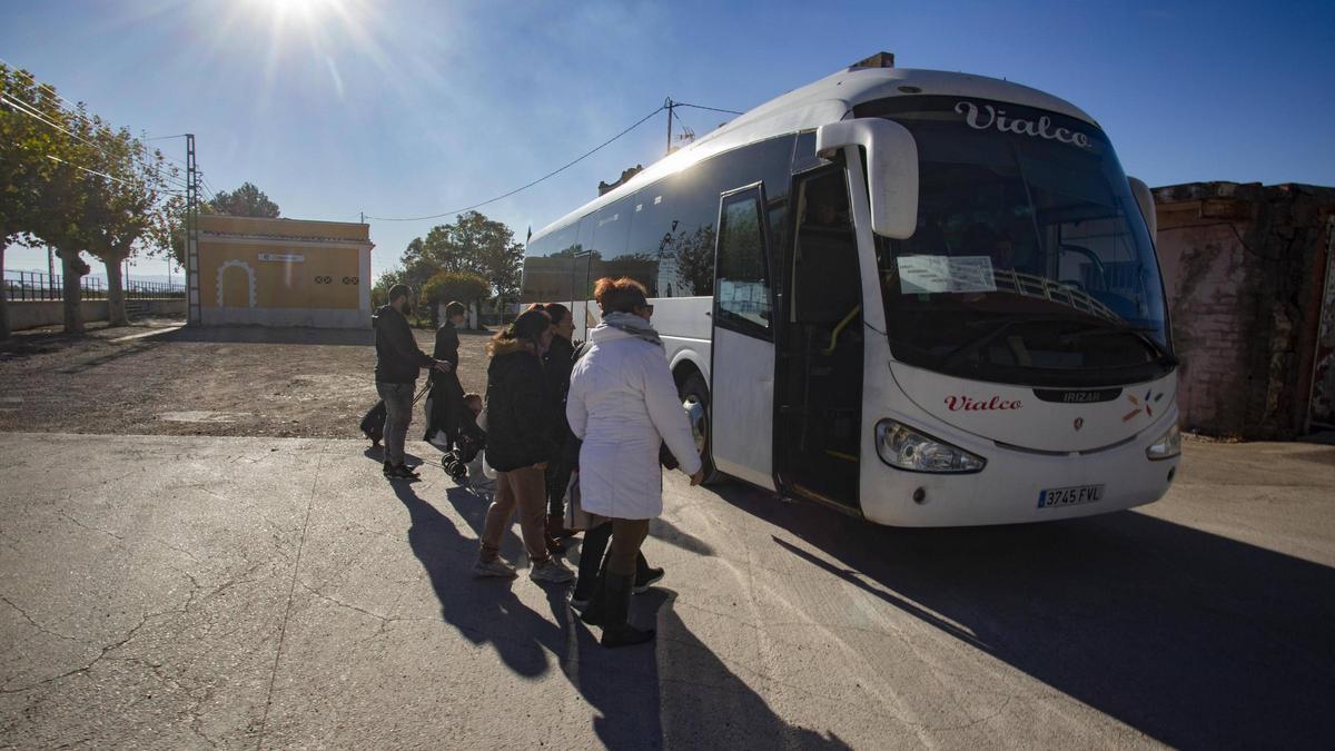 Un autobús de pasajeros en una foto de archivo