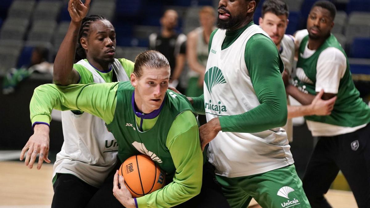 El Unicaja recibe en el Carpena al Barça con el objetivo de volver a sorprenderle, como en la Copa. | UNICAJAB/FOTOPRESS