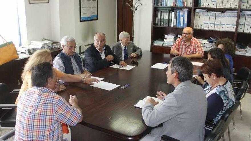 Armadores y representantes del BNG en su reunión en el Puerto de Marín. // S. Álvarez