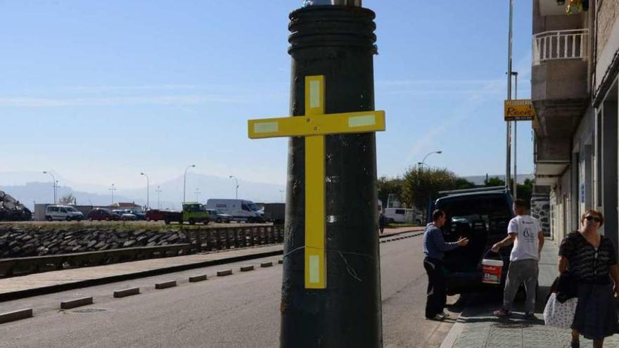 El denunciante instaló una cruz en el poste para alertar del problema. // Gonzalo Núñez