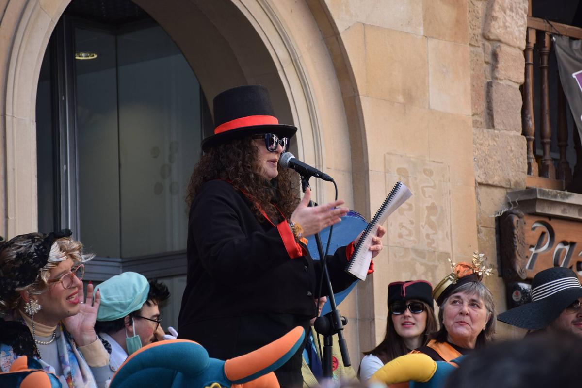 La sermonaire de Solsona reparteix a tort i a dret el matí de diumenge de Carnaval