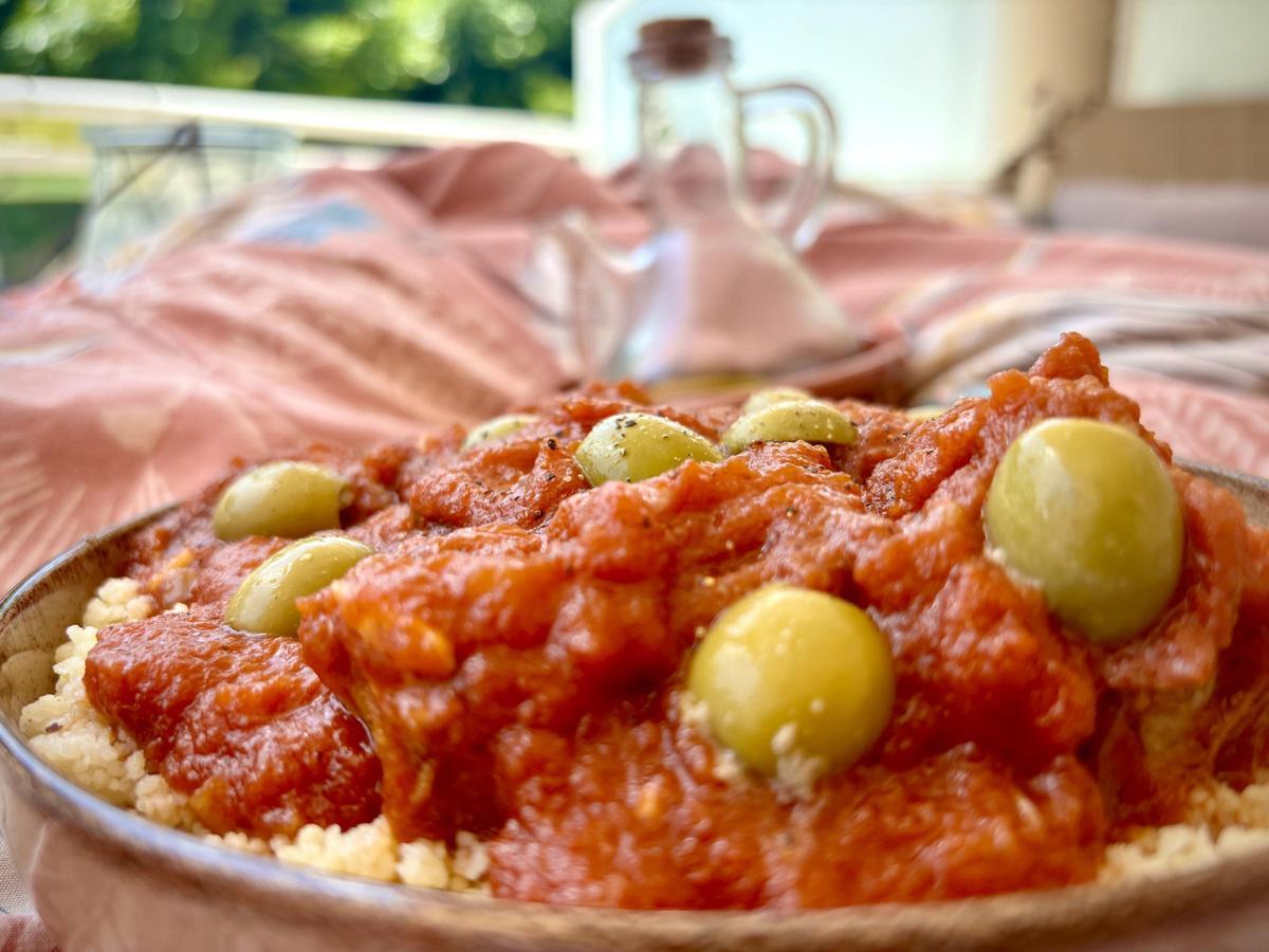 Las costillas con tomate, servidas con cuscús y aceitunas