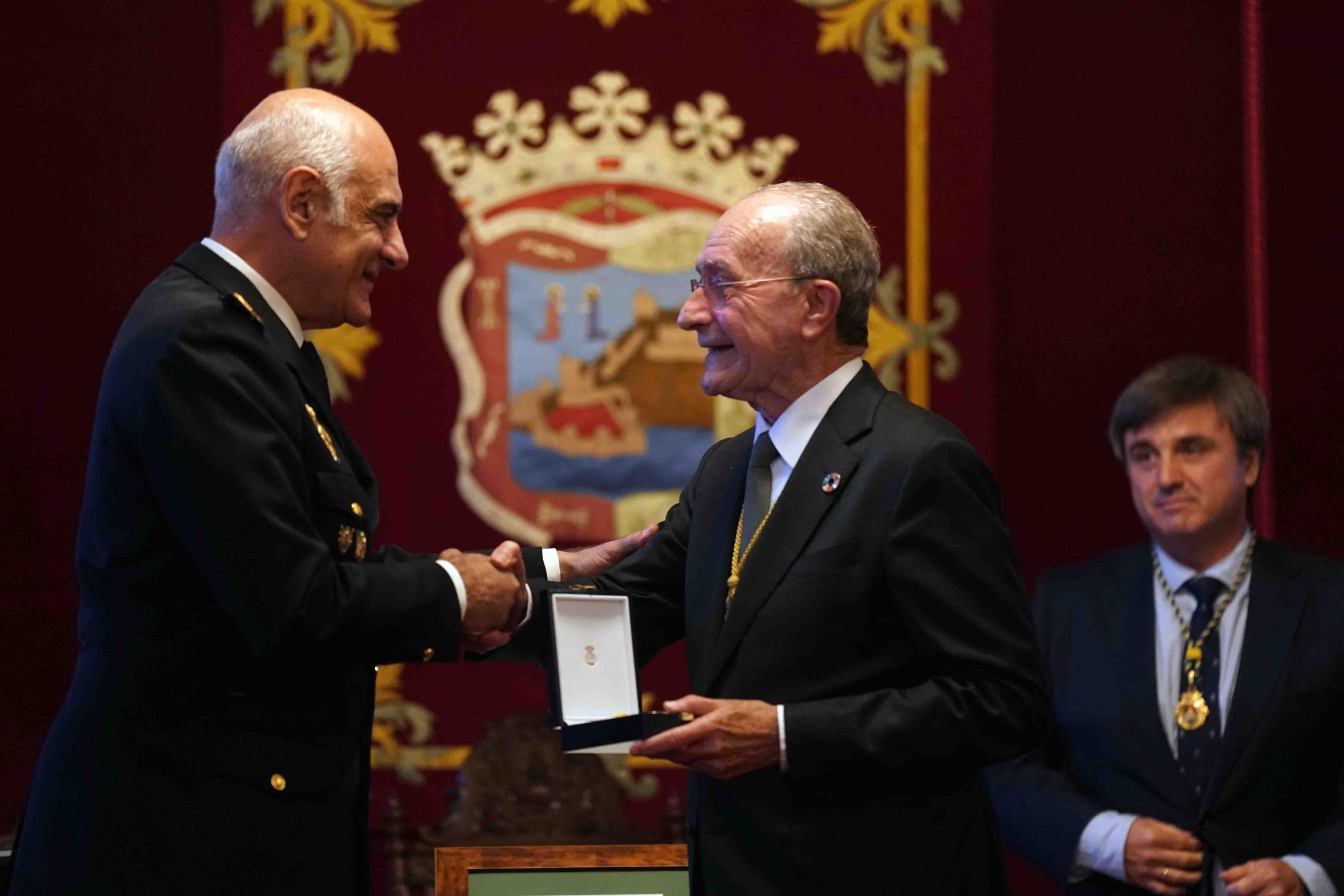 Acto de entrega de la Medalla de la Ciudad y el título de Hija Adoptiva de Málaga a la Comisaría de Policía Nacional.