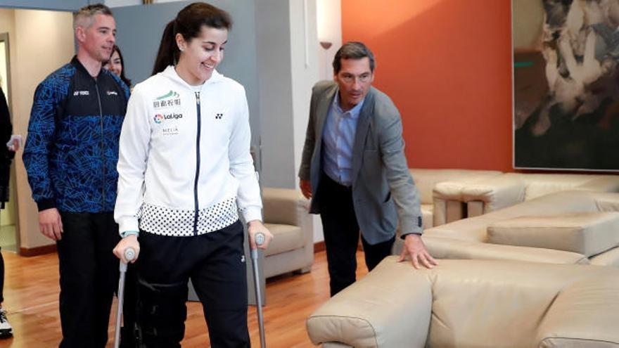 Carolina Marín, todavía con muletas, en la sede del CSD.