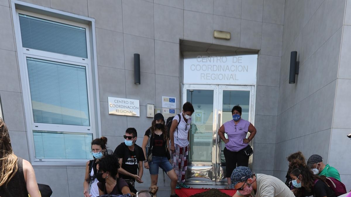 Esparcen 150 kilos de estiércol a la entrada de Frontex en Gran Canaria