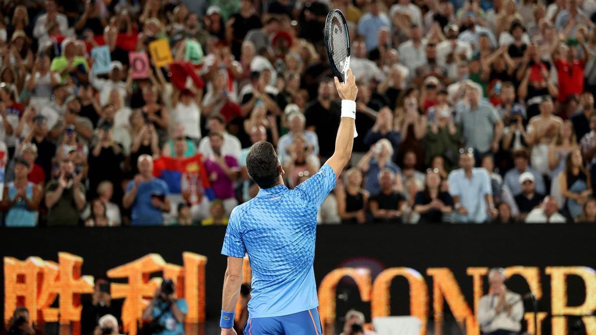 Djokovic celebra su victoria ante De Minaur en cuarta ronda del Open de Australia.