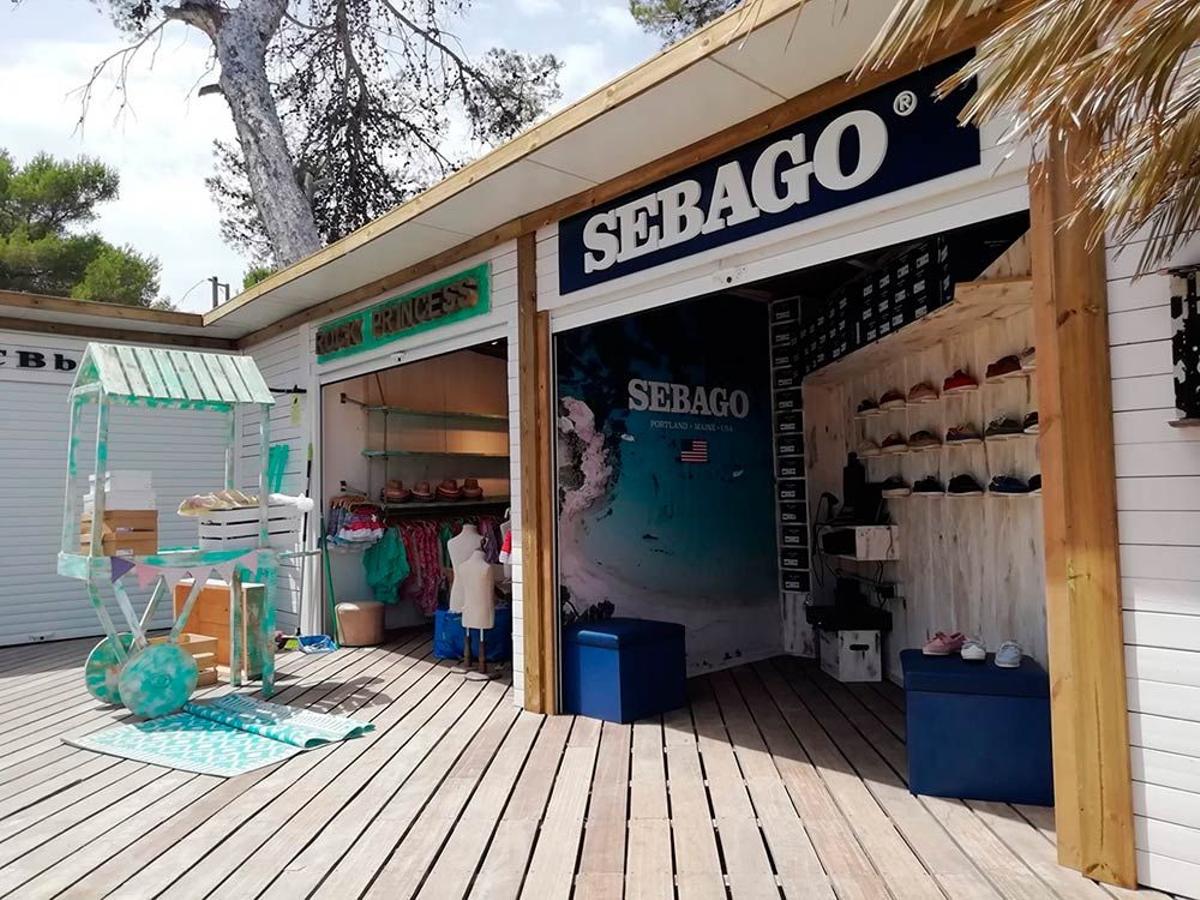 Visita y el corner de Sebago en Cala Bassa