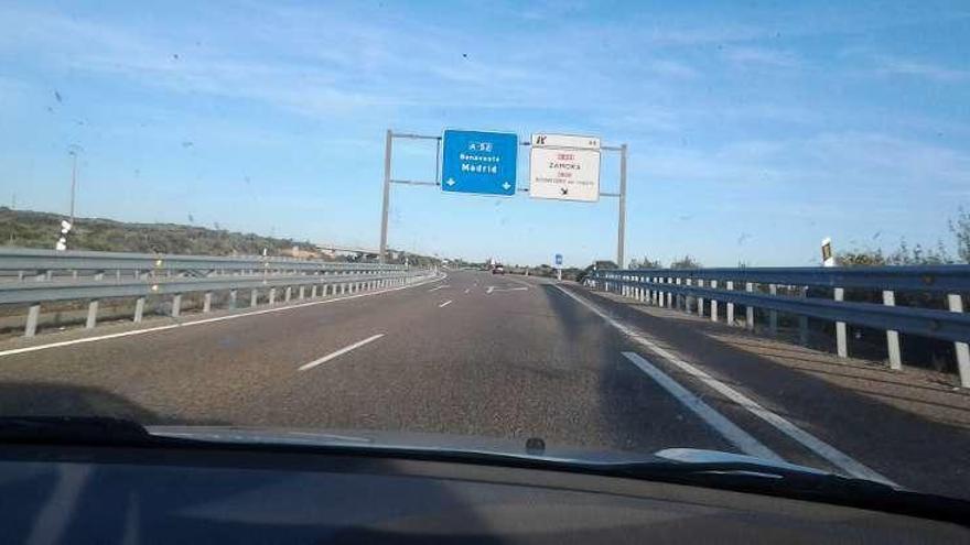 Vista de la A-52 en dirección Benavente desde un vehículo.