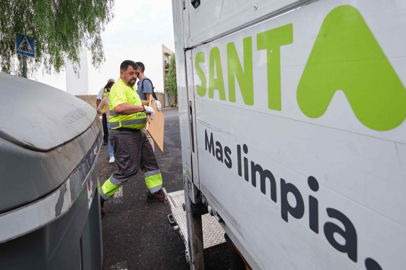 Recogida de enseres en Santa Cruz en el inicio de la campaña '5 días, 5 distritos'