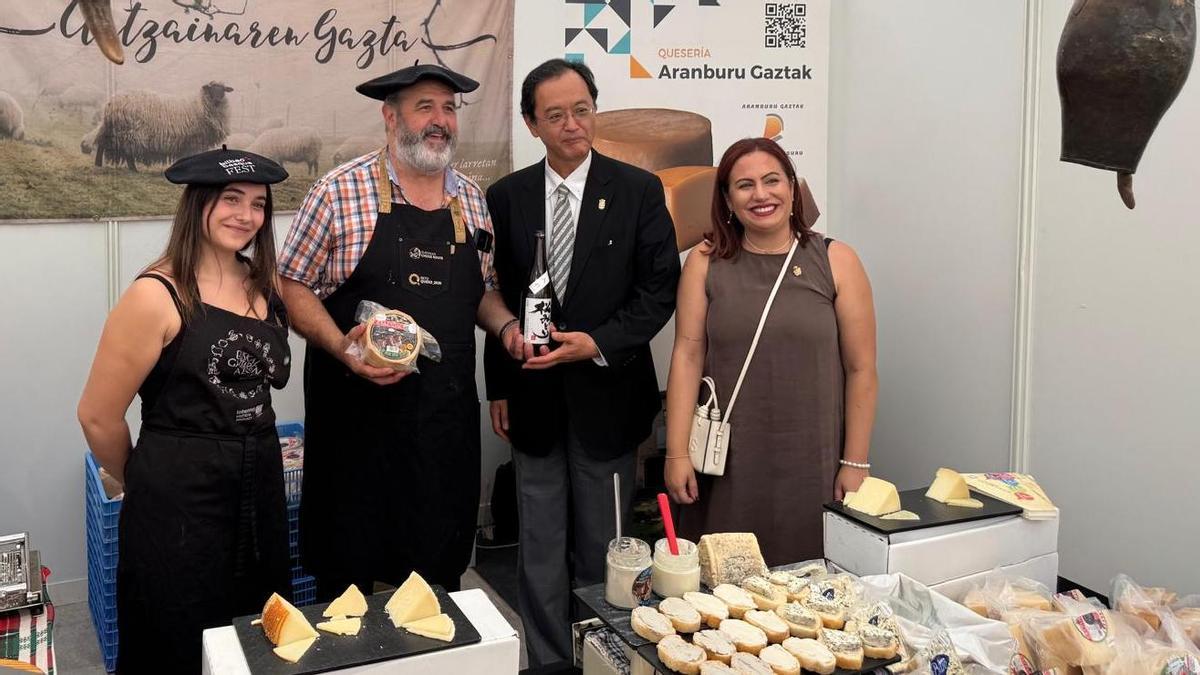 El embajador de Japón en España, Takahiro Nakamae, con la alcaldesa de Casar de Cáceres visita un stand.