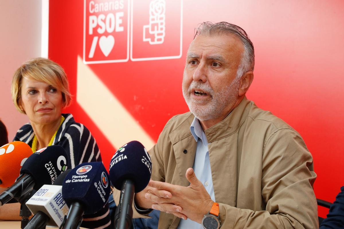 Ángel Víctor Torres junto a Elena Máñez durante la rueda de prensa de la Comisión Ejecutiva Regional del PSOE