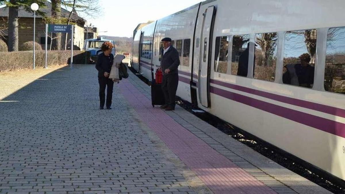 Viajeros en la estación de Puebla de Sanabria por la que pasa el tren regional