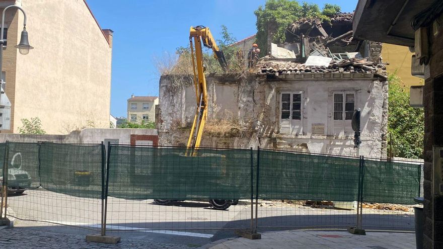 Una pala de obra y operarios en una de las construcciones ruinosas del llamado «martillo» de Sabugo, entre Marcos del Torniello y el Carbayo. | M. M.