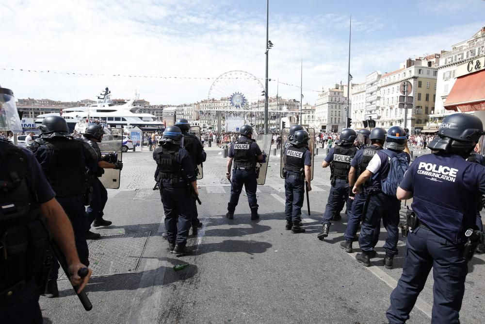 Enfrentamientos entre "hooligans" y la Policía de Marsella