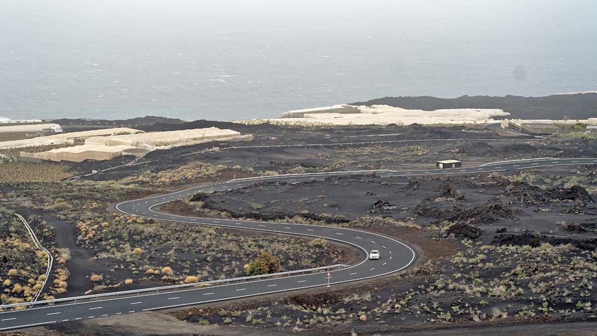 La Palma recupera una carretera principal entre Puerto Naos y Las Manchas