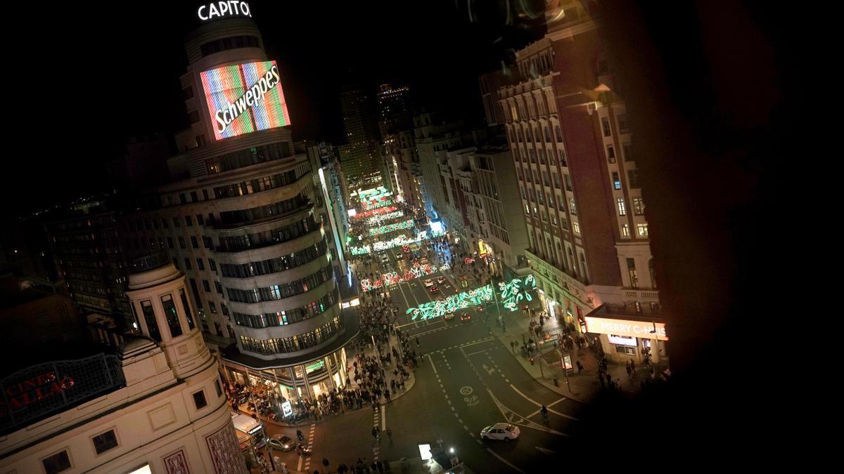 Neón de Schweppes en el centro de Madrid que inmortalizó Álex de la Iglesia en 'El día de la bestia'.