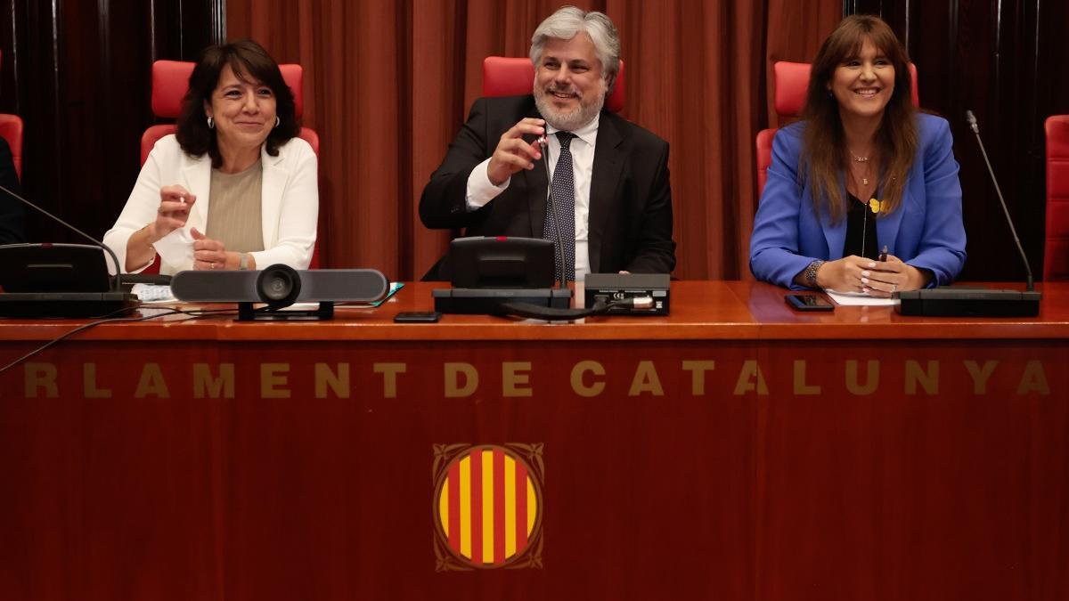 La nueva presidenta del Parlament, Anna Erra, con la ya expresidenta Laura Borràs y Albert Batet