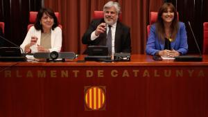 La nueva presidenta del Parlament, Anna Erra, con la ya expresidenta Laura Borràs y Albert Batet