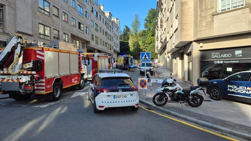 Los Bomberos rescatan a una mujer de 63 años que cayó al patio interior de su domicilio en Pontevedra