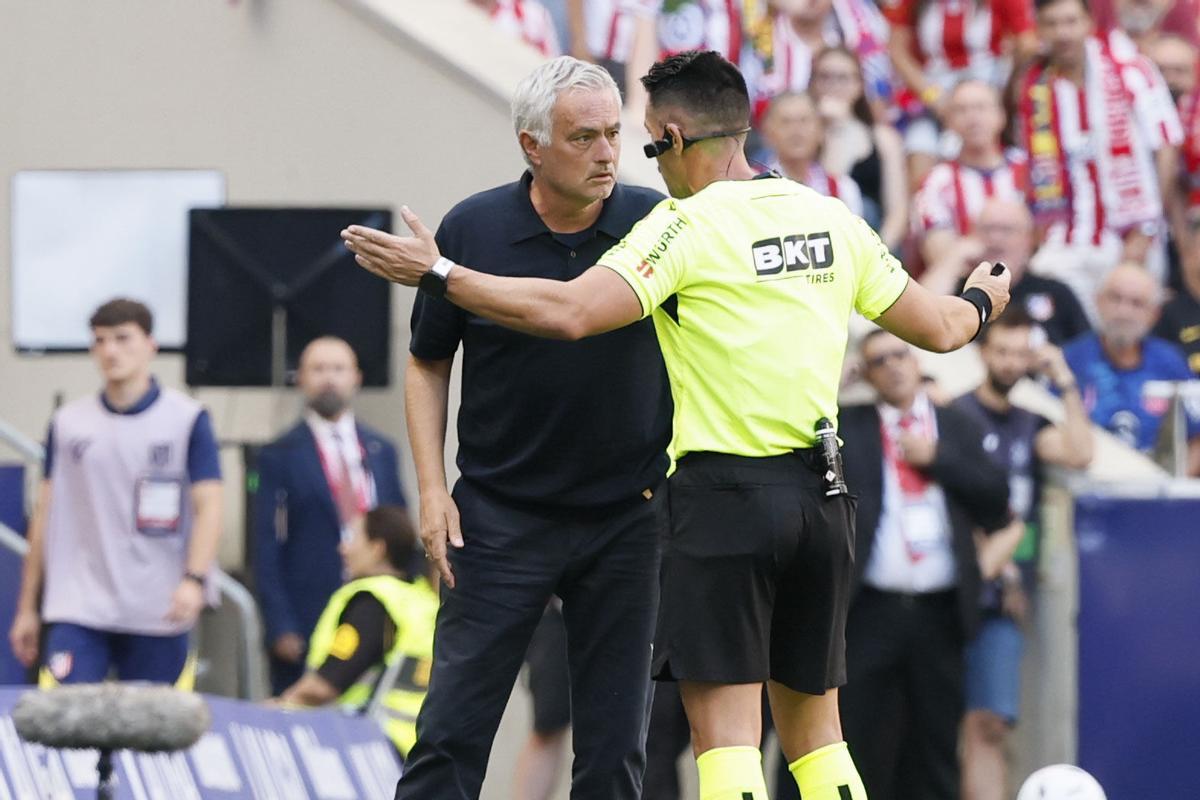 Jose Mourinho (I) y el árbitro Miguel Angel Ortiz Arias, durante el pasado derbi madrileño.