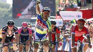 El ciclista eslovac de l’equip Tinkoff Saxo, Peter Sagan, es proclama vencedor de la tercera etapa de la Vuelta ciclista a Espanya.