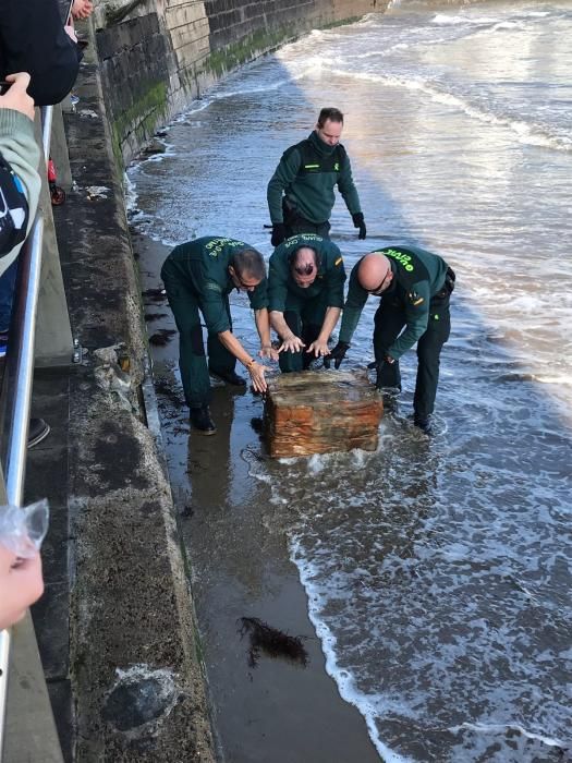 Expectación en Luanco por la aparición de un misterioso fardo en la playa de La Ribera