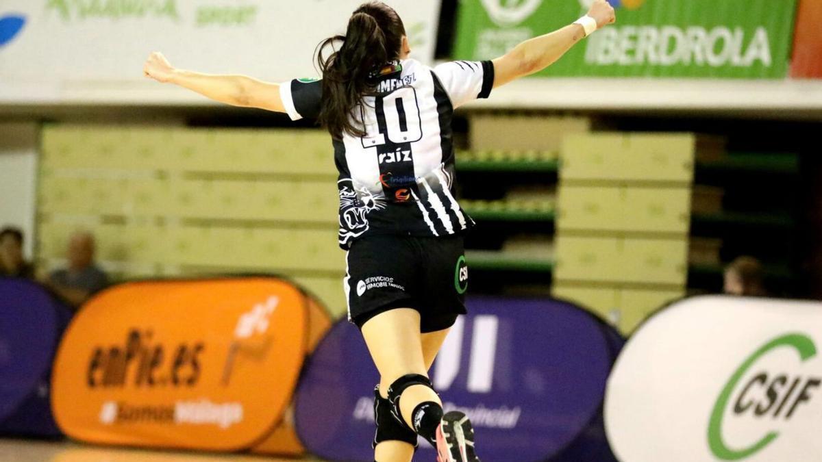 Sole López celebra un gol en un partido jugado en el Pabellón de Carranque. | LA OPINIÓN