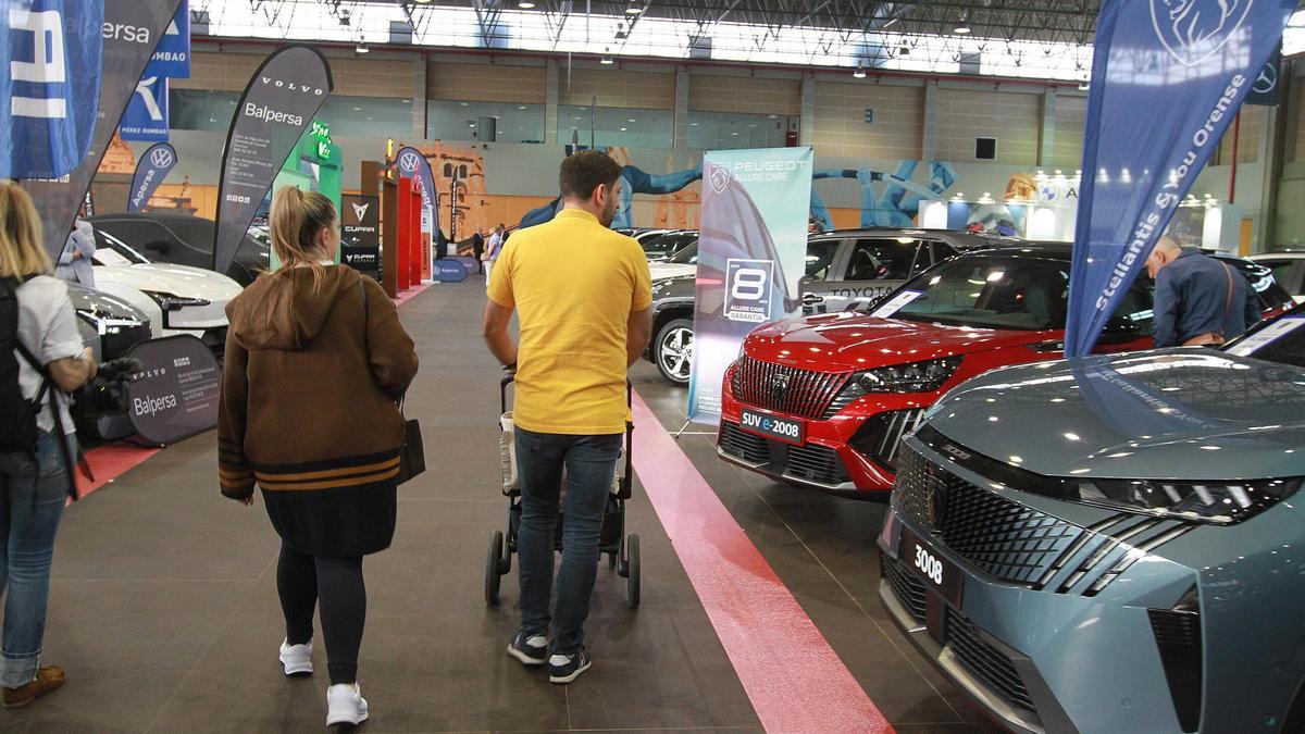 Varios visitantes en el Salón del Automóbil de Ourense