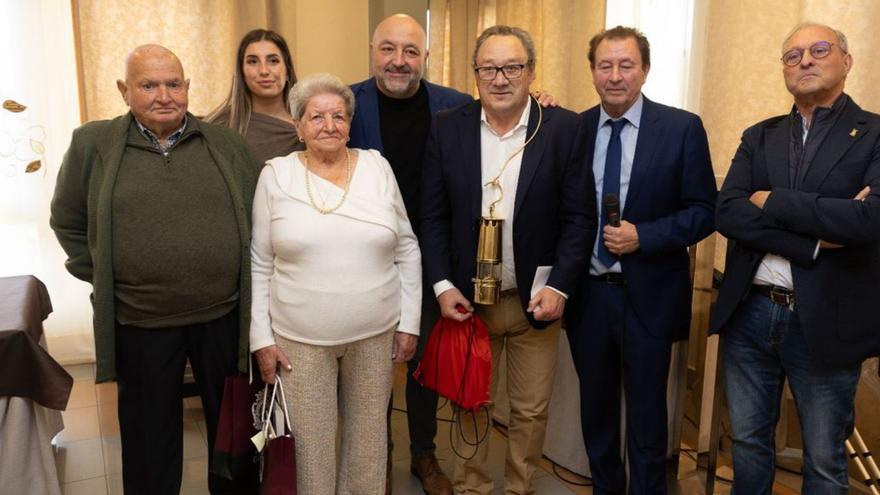 Tributo con lámpara minera a los mayores de La Camocha |