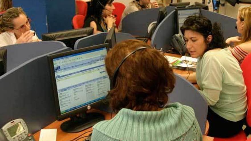 Trabajadores de la compañía de telemarketing, en las instalaciones de Valnalón. juan plaza