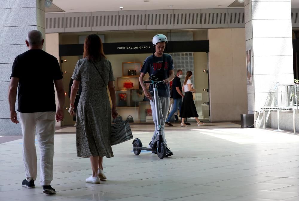 Centros comerciales abiertos en Valencia en el primer domingo de la temporada.