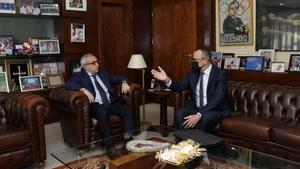 El presidente del COE, Alejandro Blanco, y el consejero de Educación y Deporte, Felipe Faci, reunidos esta mañana en la sede del COE en Madrid.