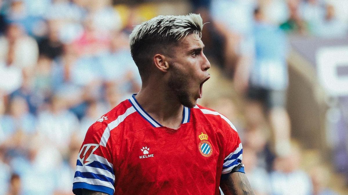 Roberto Fernández celebra su gol contra el Coventry