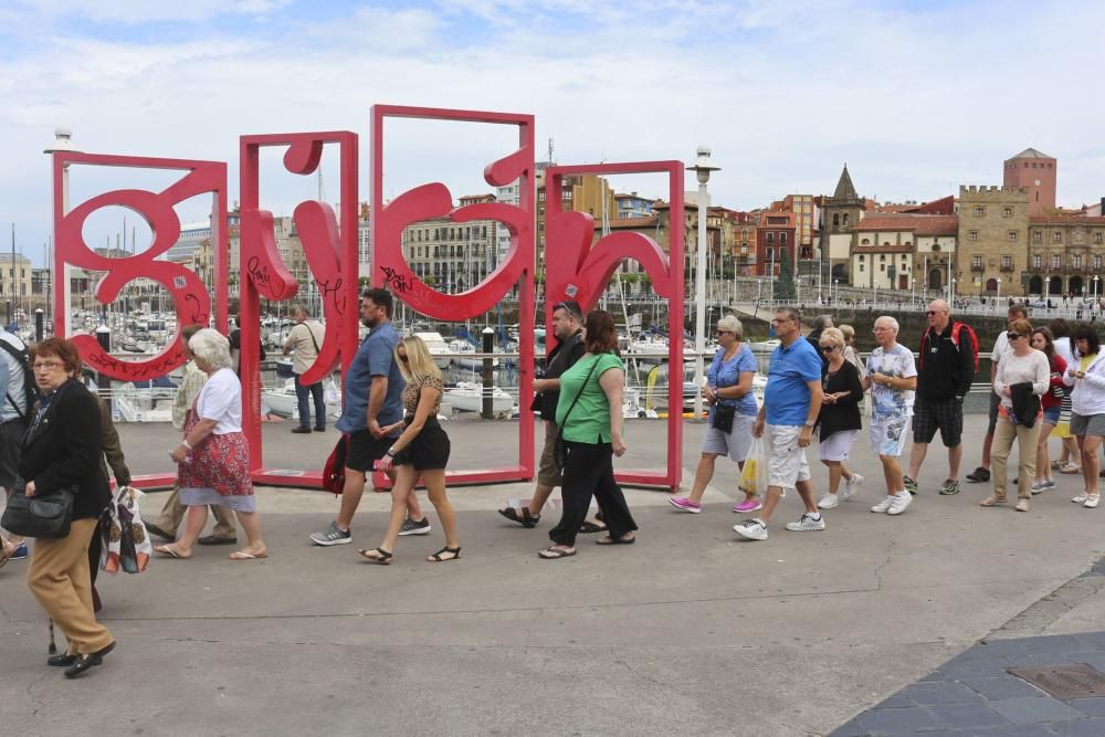 Desembarco de cruceristas extranjeros en Gijón