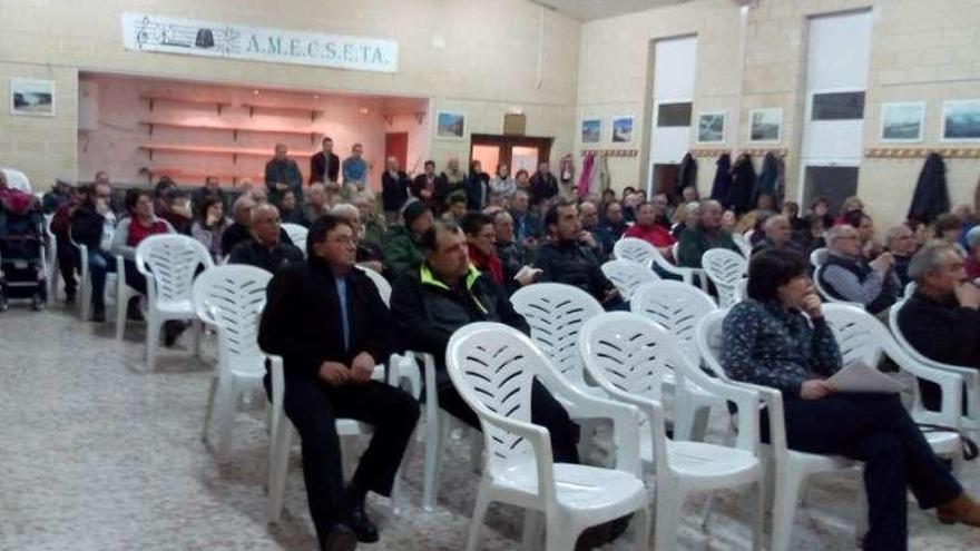 Asistentes al acto informativo en Santa Eulalia de Tábara.