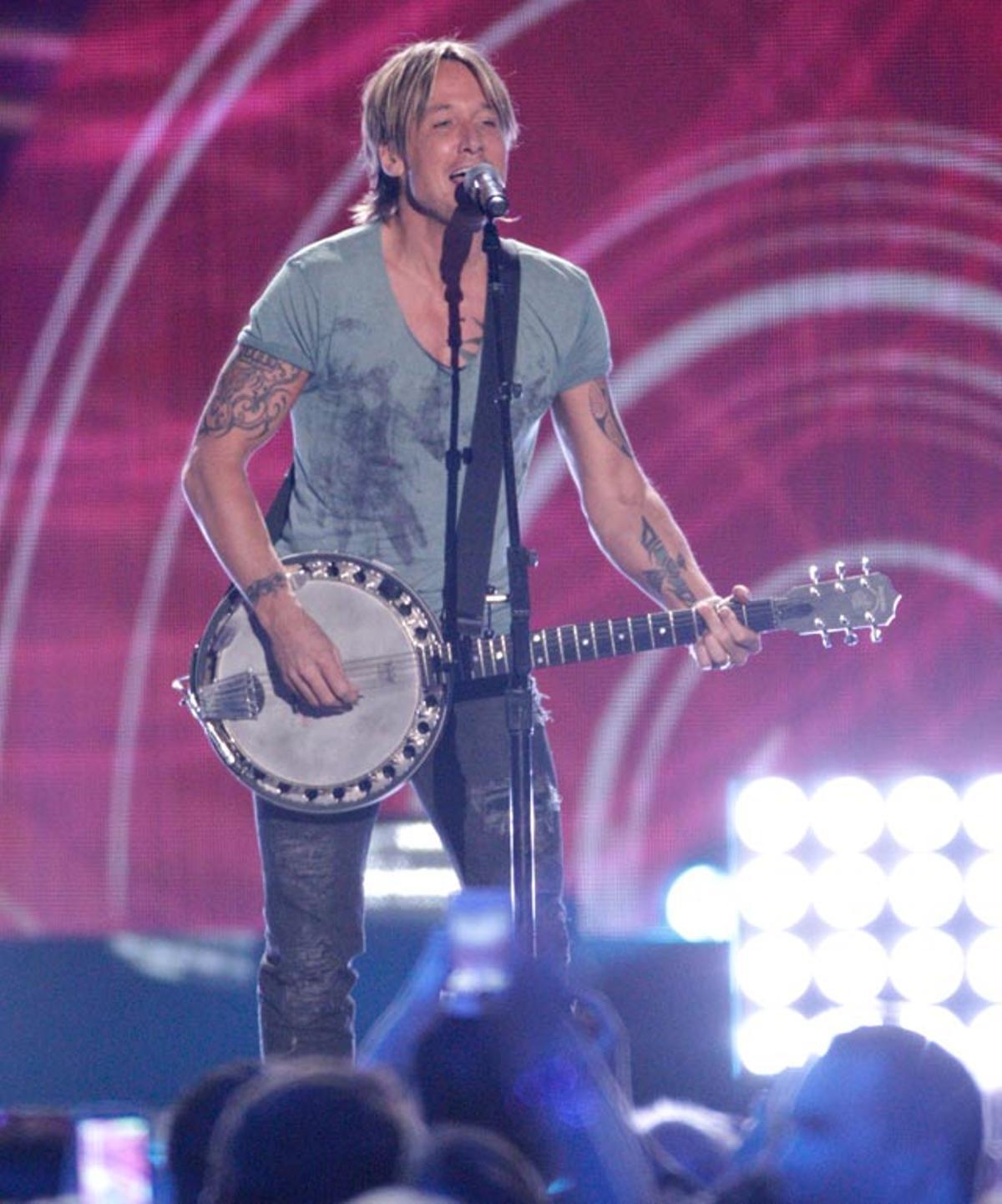 Keith Urban actuó en la gala de los CMT Music Awards 2016.