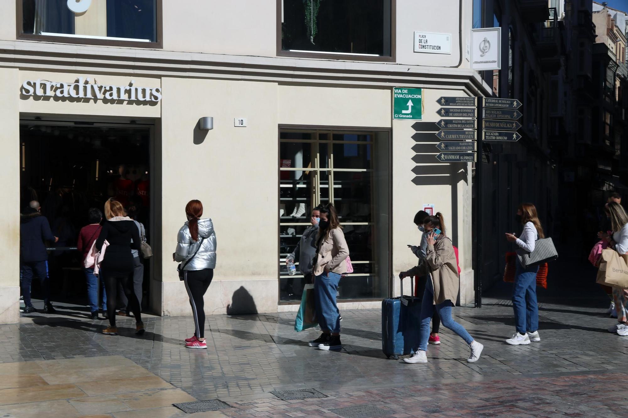 Colas en los comercios de Málaga el día antes del cierre de la actividad