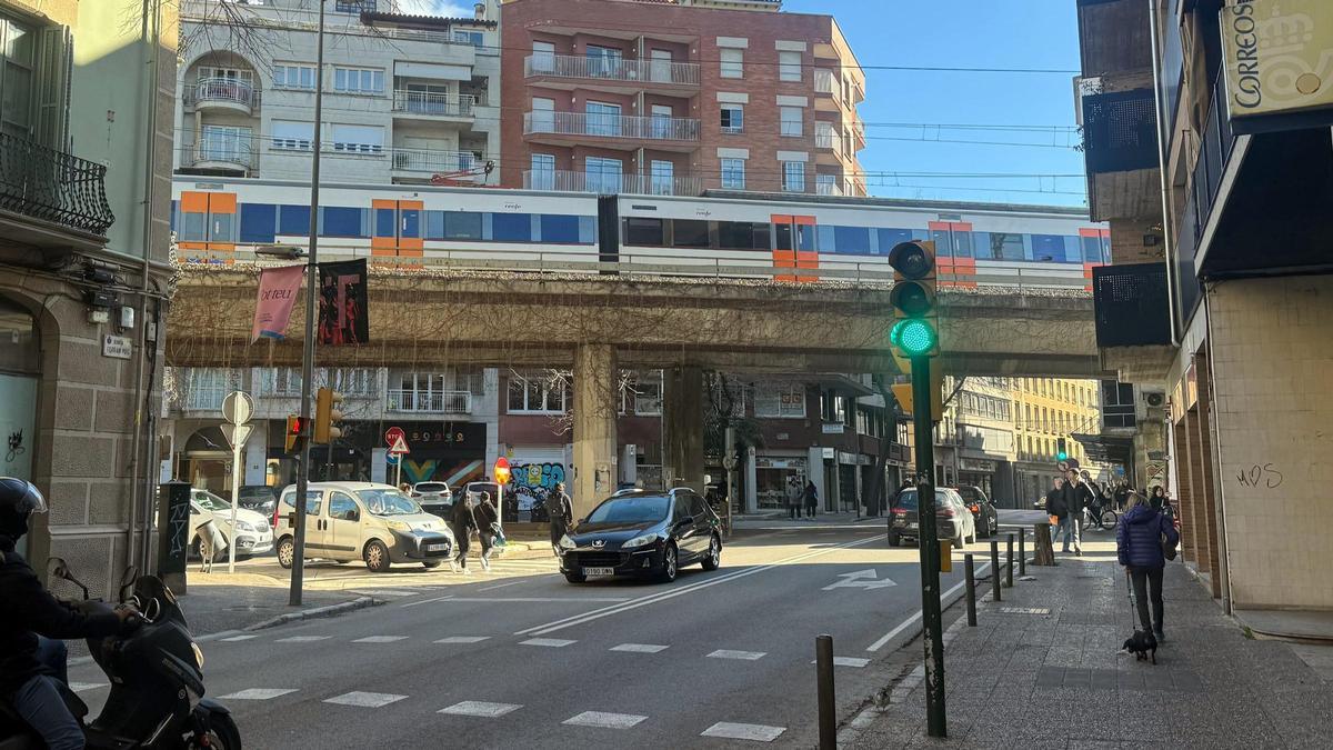 Un tren passant pel viaducte a Girona.