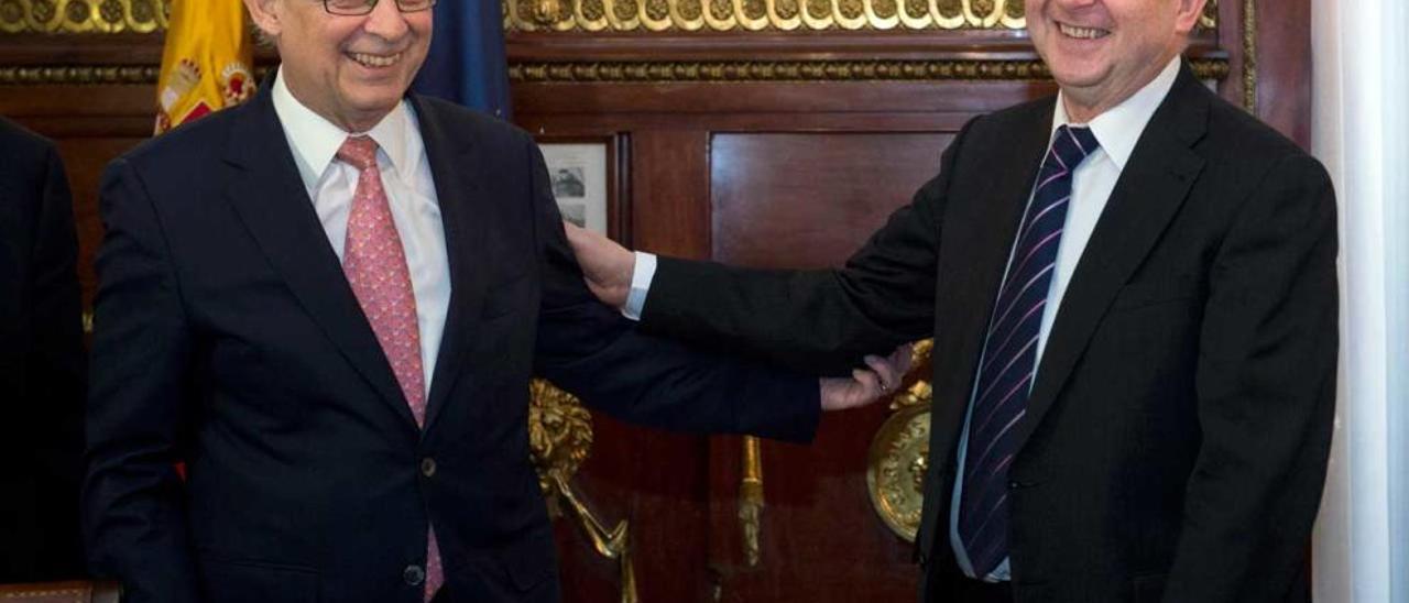 El ministro de Hacienda, Cristóbal Montoro, y Abel Caballero, presidente de la Femp. // Efe