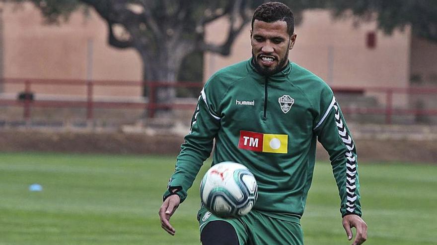 Jonathas, entrenando en el polideportivo de Altabix.