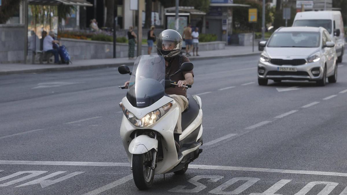 Una scooter se detiene ante un semáforo en la avenida de La Victoria este lunes.