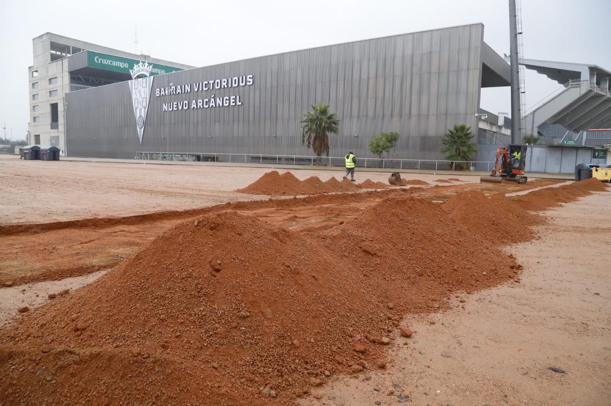 El levantamiento de tierra inicial previo a la cementación del sendero.