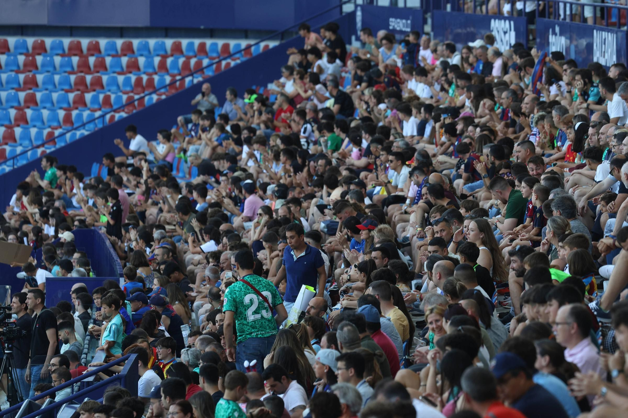 Ambiente de Primera en el entrenamiento a puertas abiertas