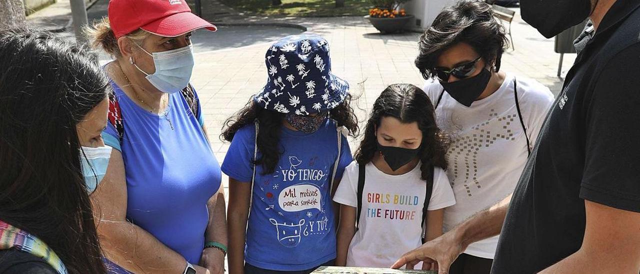 Por la izquierda, Raquel Castro, Isabel Garrote, Laura y Alejandra Blanco, Rosaura Salas y Alejandro Fernández. | R. S. |   RICARDO SOLÍS