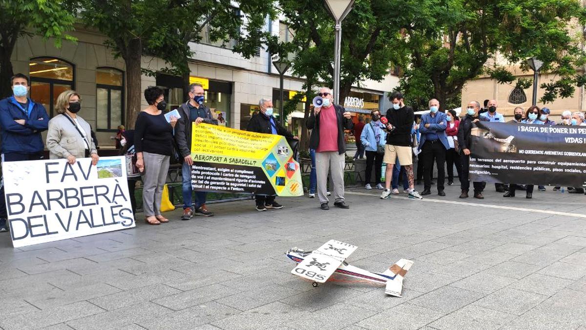 Vecinos de Sabadell y alrededores reclaman restringir los usos del aeropuerto de la ciudad ante el Ayuntamiento