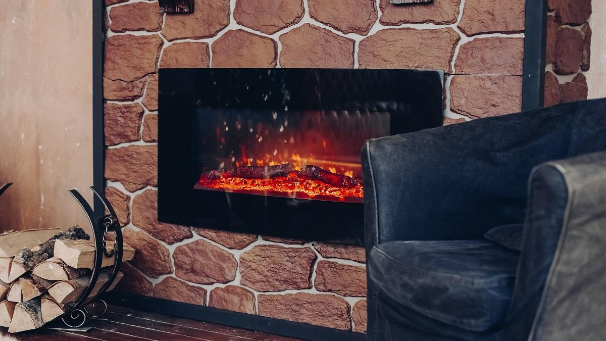 Una chimenea con cristal.