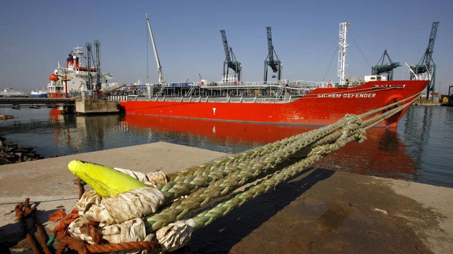 Barco que llevó agua a Barcelona // Efe