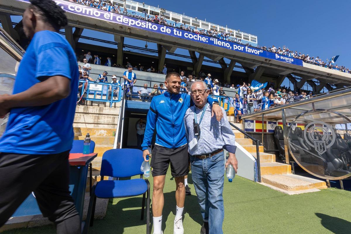 José Artiles, junto al delegado de campo Emilio Ruiz, antes del Hércules-Lleida que posibilitó el ascenso.