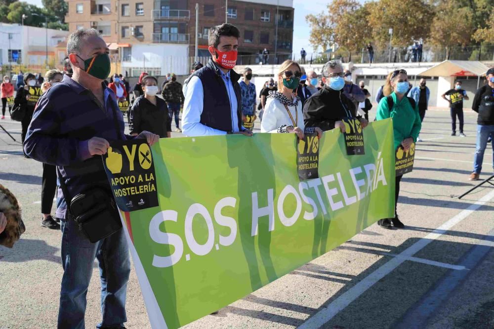 Hosteleros colapsan el centro de Lorca reclamando la apertura de sus negocios